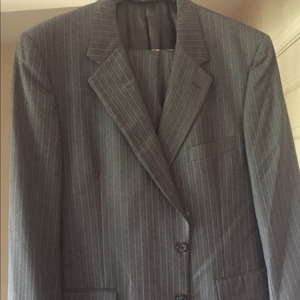 Men’s Jos A Banks suit Gray/white
